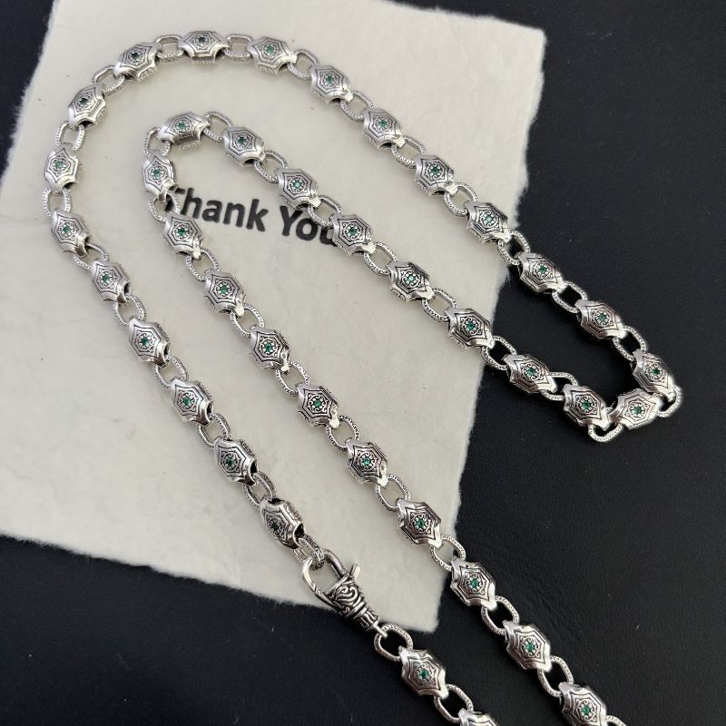 inlaid green diamond arabesque domineering necklace