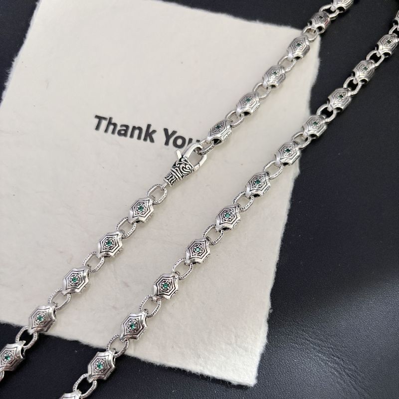inlaid green diamond arabesque domineering necklace